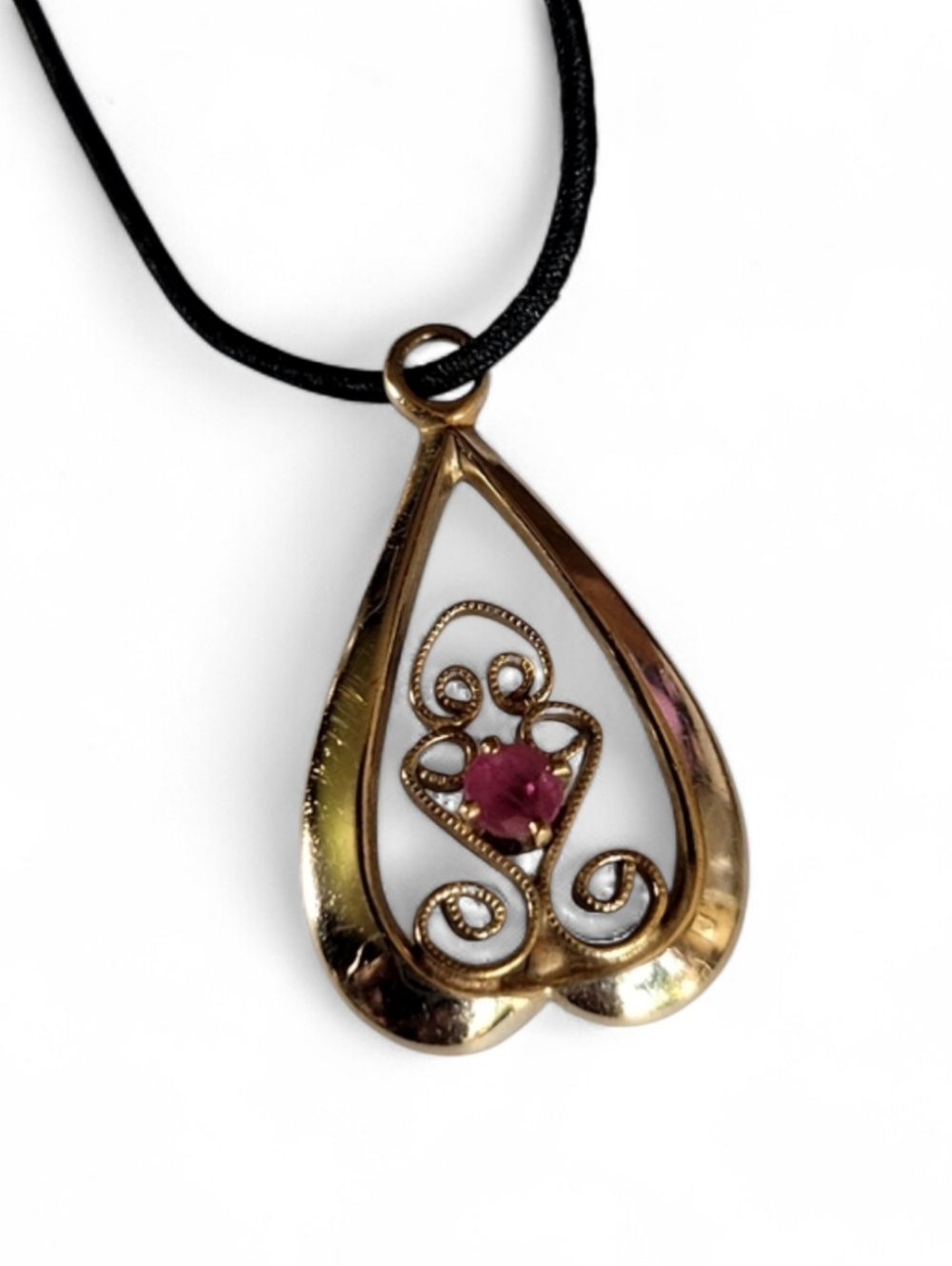 14k Gold Filled Vintage Heart Pendant With Filligree Accent & Pink Gem ✨️💖